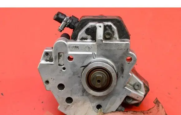 Volvo V70 Fuel injection high pressure pump 8689590
