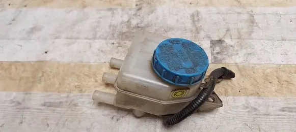 Nissan Almera Tino Brake fluid reservoir 
