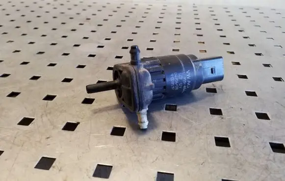 Volkswagen Tiguan Windscreen/windshield washer pump 1K6955651