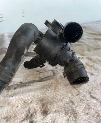 Volkswagen PASSAT B7 Thermostat/thermostat housing V7548004