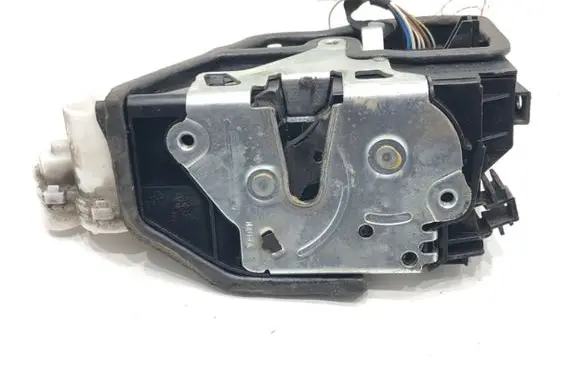 BMW X3 F25 Front door lock 7318421