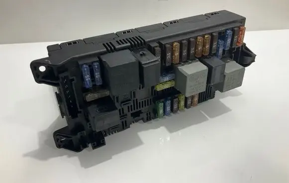 Mercedes-Benz CLS C219 Fuse module 2115457601 A2115457601