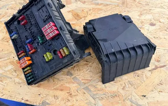 Volkswagen PASSAT B6 Fuse box cover 1K0937132F 1K0937125B