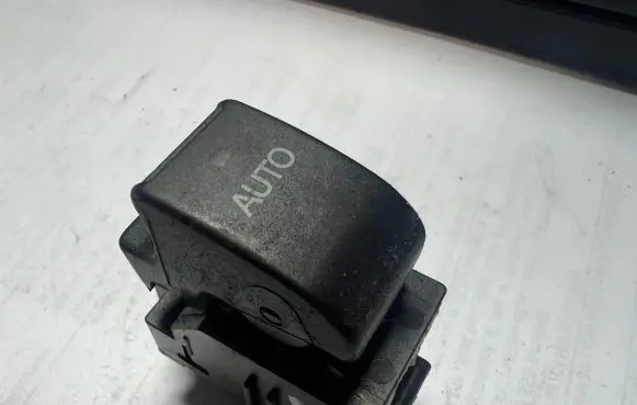 Toyota Corolla E120 E130 Electric window control switch 8481002041 203004 7077B2030
