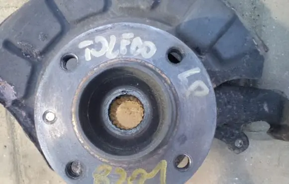 Seat Toledo I (1L) Front wheel hub spindle knuckle