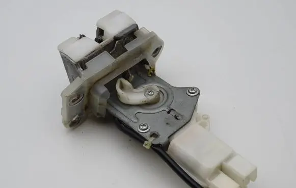 Suzuki Swift I Tailgate/trunk/boot lock/catch/latch B6765