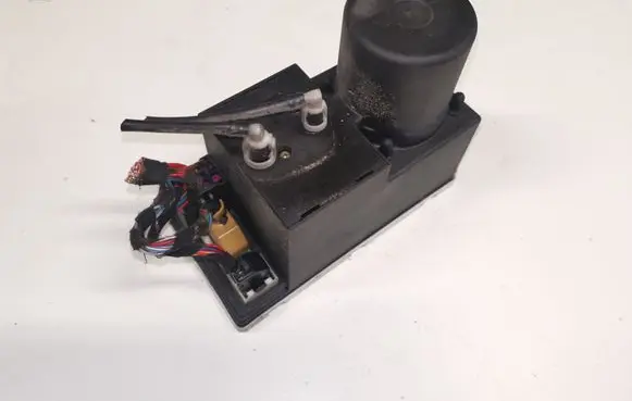 Audi A3 S3 8L Central locking vacuum pump 8L0862257E