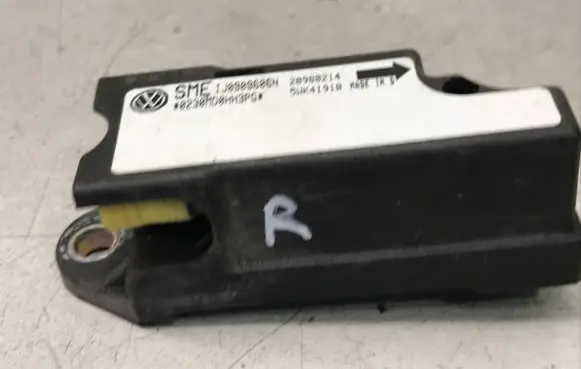 Volkswagen PASSAT B5 Airbag deployment crash/impact sensor 1J0909606N