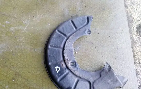 Volkswagen PASSAT B6 Front brake disc dust cover plate 