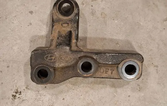 Hyundai i30 Engine mounting bracket
