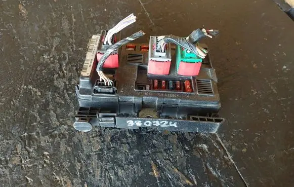 Peugeot 206 Fuse module 9650618580 9650618580-00 965061858000
