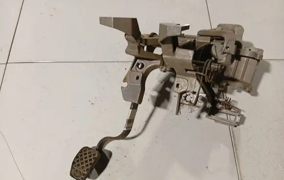 Audi 80 90 S2 B4 Clutch pedal 8A0721115D