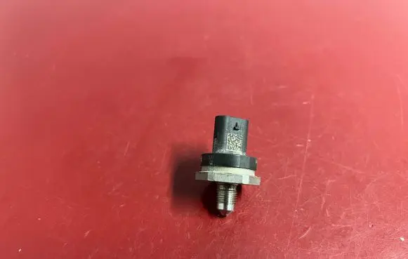 BMW X4 G02 Fuel pressure sensor 8631820