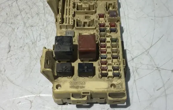 Toyota Avensis Verso Fuse module 8922144040