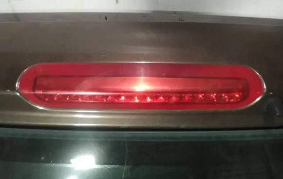 Third/center stoplight