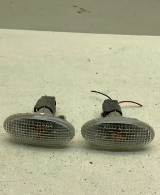 Front fender indicator light
