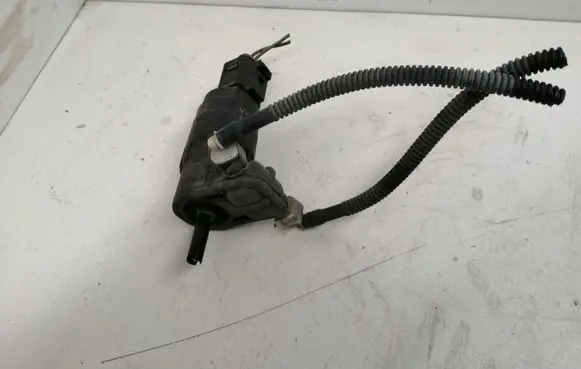Volkswagen Golf V Windscreen/windshield washer pump 1K6955651 39010399