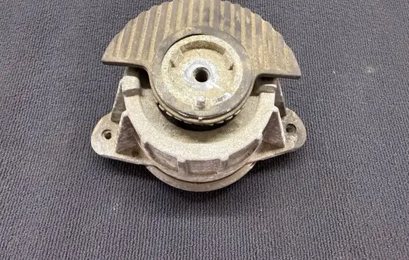 Mercedes-Benz E AMG W212 Engine mount bracket A2122400317