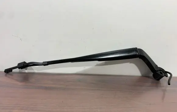 Mitsubishi Outlander IV Front wiper blade arm