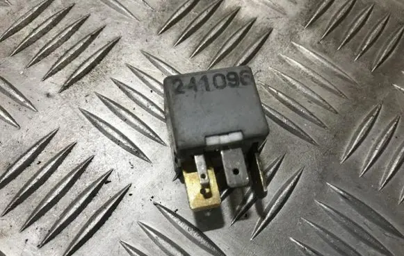 Skoda Octavia Mk1 (1U) Other relay 357911253 899568