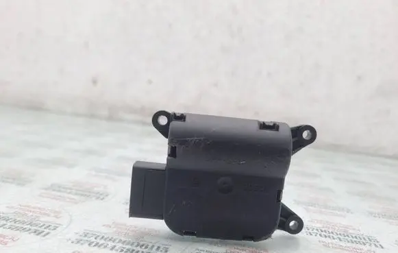 Volkswagen Touran I Air flap motor/actuator 1K0907511 0132801345