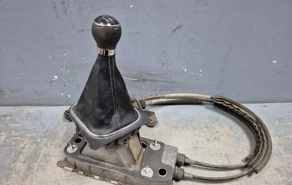 Volkswagen Golf Plus Gear shift cable bracket 