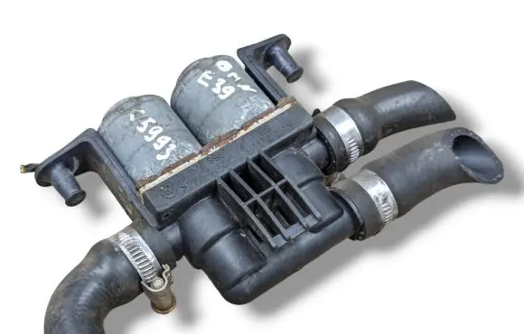 BMW 5 E39 Coolant heater control valve 1147412137 8374995