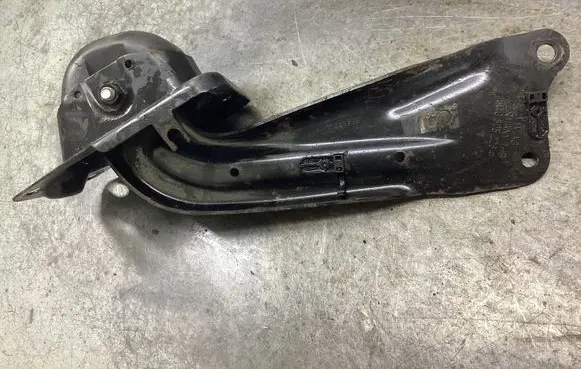 Volkswagen PASSAT B8 Rear upper control arm/wishbone 5Q0505226C