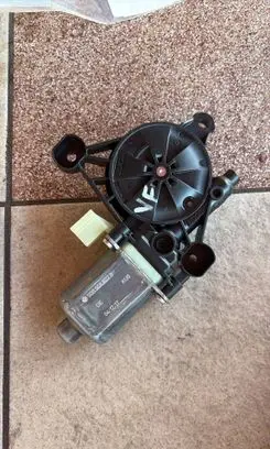 Audi A3 S3 8V Front door window regulator motor 5Q0959802B