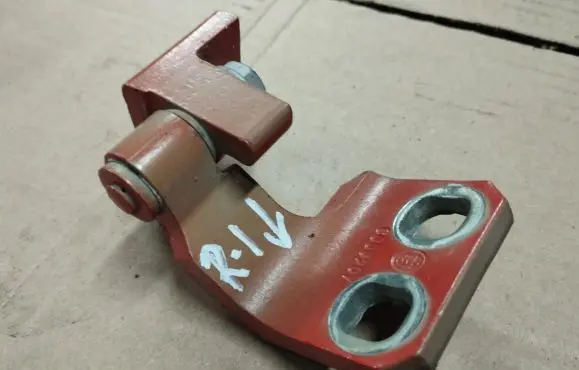 Jeep Renegade Front door lower hinge 