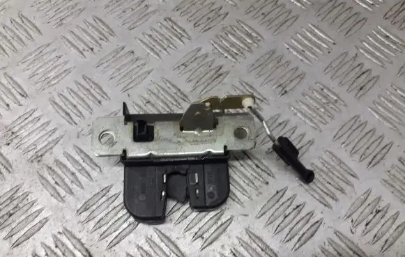 Volkswagen Polo IV 9N3 Tailgate exterior lock 6Q6827505B