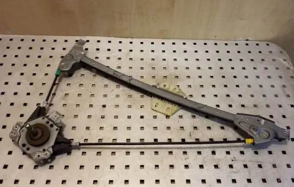 Rear door manual window regulator