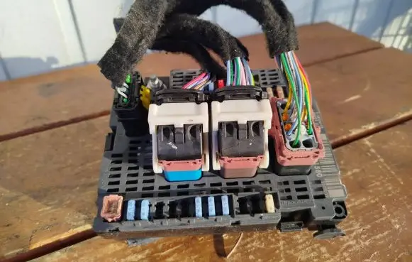 Peugeot 308 Fuse module 9807091580