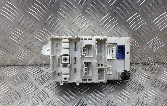 Toyota RAV 4 (XA20) Fuse module 8273342061