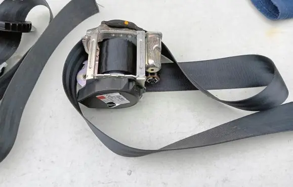 Opel Crossland X Front seatbelt 632383400B