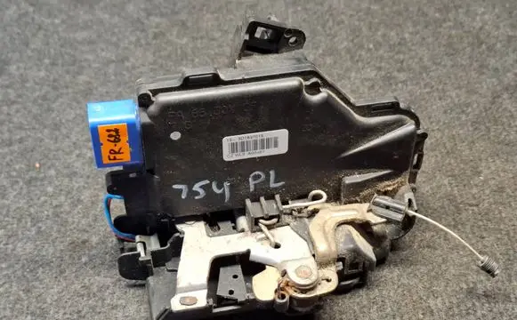 Skoda Octavia Mk2 (1Z) Front door lock 3D1837015