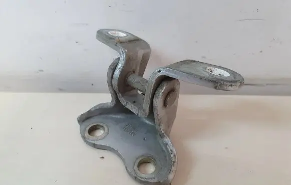 Toyota Avensis T270 Front door lower hinge 