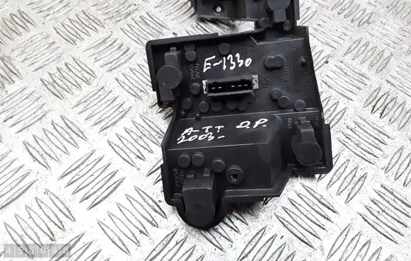 Audi TT Mk1 Tail light bulb cover holder 89100110