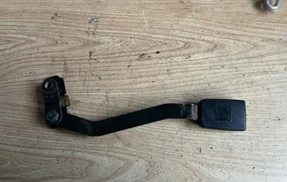 Front seatbelt buckle