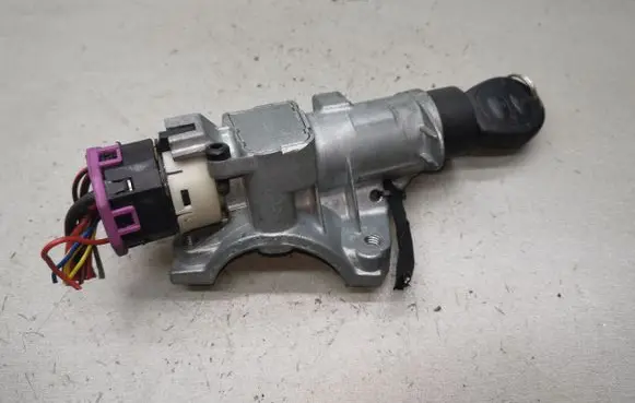 Volkswagen PASSAT B5 Ignition lock 4D0905851E