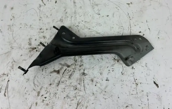 Audi Q5 SQ5 Fender mounting bracket 8R0821135