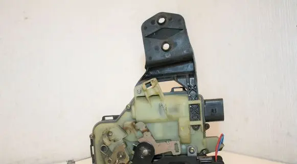 Volkswagen PASSAT B5.5 Front door lock C3B1837015Q 117674103