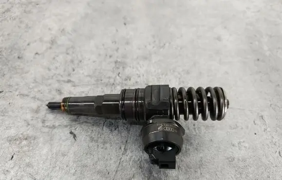 Audi A4 S4 B7 8E 8H Fuel injector 