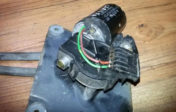 Mitsubishi Carisma Wiper motor 0390241114