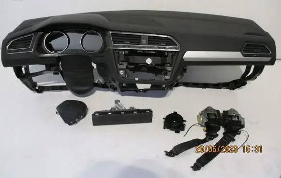 Volkswagen Tiguan Radio/GPS head unit trim