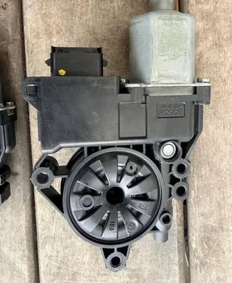 Hyundai i40 Rear door window regulator motor 834603Z010