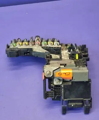 Peugeot 508 Fuse module 9805119780