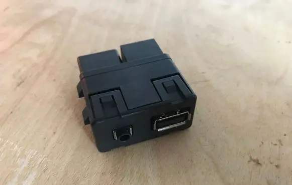 Opel Astra J USB socket connector 13360040