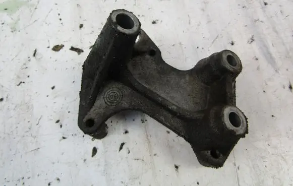 Renault Megane I Engine mounting bracket 