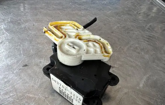 Renault Koleos I Air flap motor/actuator 5037521170